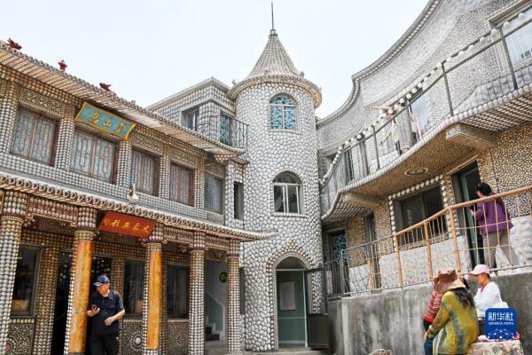 山东青岛：海岛“贝壳楼”引游人