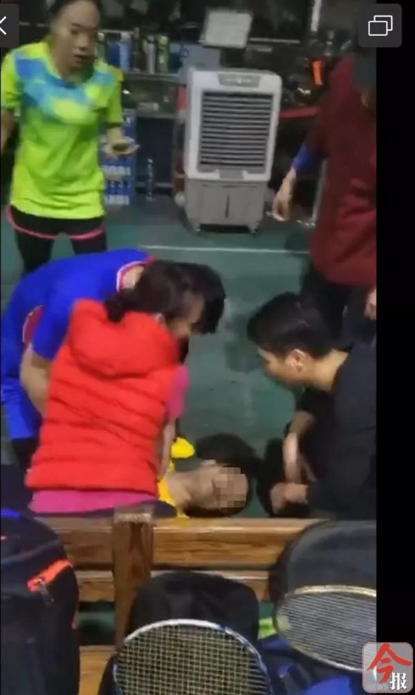 情况危急！柳州男子踢球时突然晕倒，陌生人对他使出“点穴手”