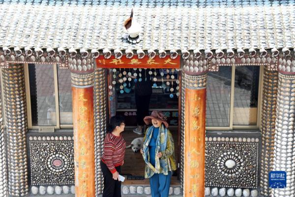 山东青岛：海岛“贝壳楼”引游人