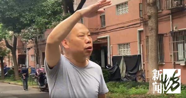 上海一小区居民被流浪狗追着跑，频遭扑咬！爱宠人士的投喂是“罪魁祸首”？