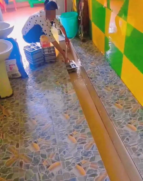 江西一幼儿园在小便池清洗餐具！官方通报：已责令停业整顿