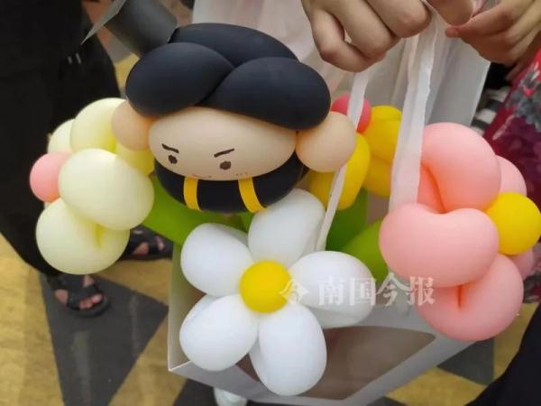 高考结束！这些画面令人想笑又想哭
