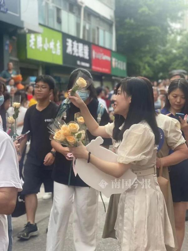 高考结束！这些画面令人想笑又想哭
