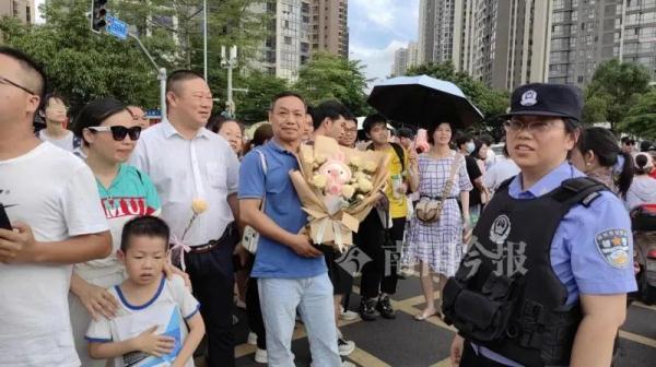 高考结束！这些画面令人想笑又想哭
