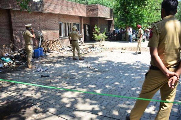 印度一法院大楼外发生爆炸引发恐慌 大批警察赶到现场 印度一法院大楼外发生爆炸引发恐慌 大批警察赶到现场