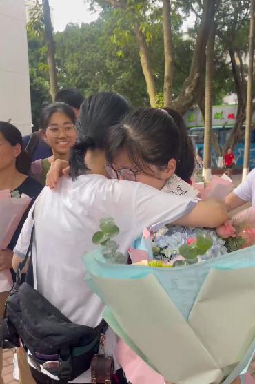 高考结束！这些画面令人想笑又想哭