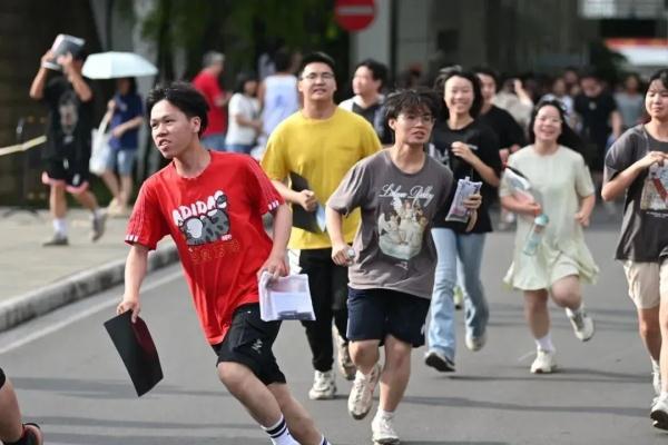 高考结束！这些画面令人想笑又想哭