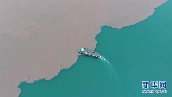 长江乌江交汇处形成“鸳鸯锅”景观