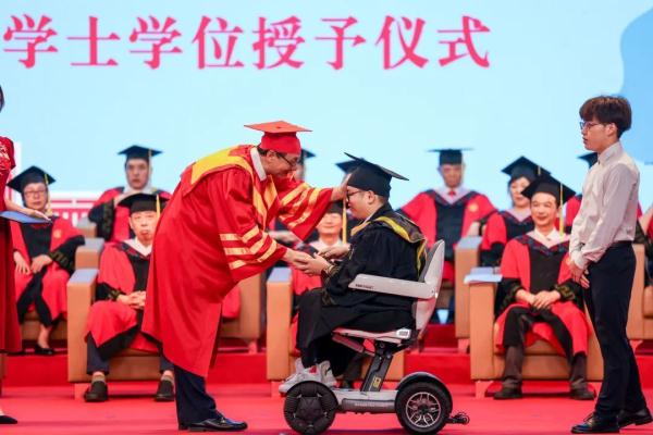 全场鼓掌!毕业典礼上,校长弯腰为他拨穗 全场鼓掌!毕业典礼上,校长弯腰为他拨穗