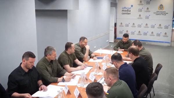 乌克兰媒体:“炸坝”事件后,泽连斯基到访赫尔松地区,召开会议 乌克兰媒体:“炸坝”事件后,泽连斯基到访赫尔松地区,召开会议