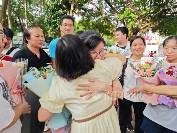 高考结束！这些画面令人想笑又想哭