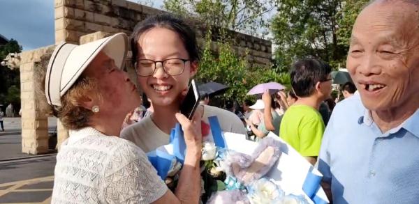 高考结束！这些画面令人想笑又想哭