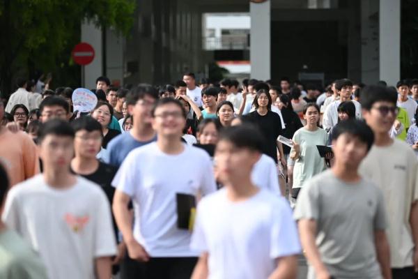 高考结束！这些画面令人想笑又想哭