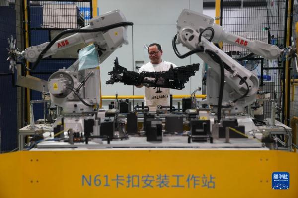 江苏常熟：汽车饰件企业生产忙