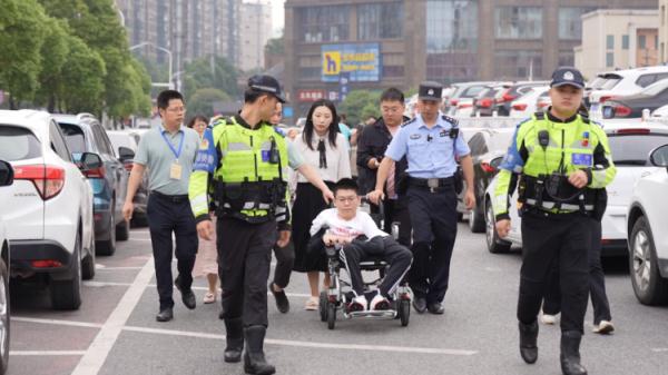 渐冻症男孩乘轮椅“圆梦”高考,学习让他很开心…… 渐冻症男孩乘轮椅“圆梦”高考,学习让他很开心……