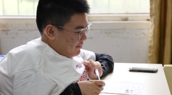渐冻症男孩乘轮椅“圆梦”高考,学习让他很开心…… 渐冻症男孩乘轮椅“圆梦”高考,学习让他很开心……