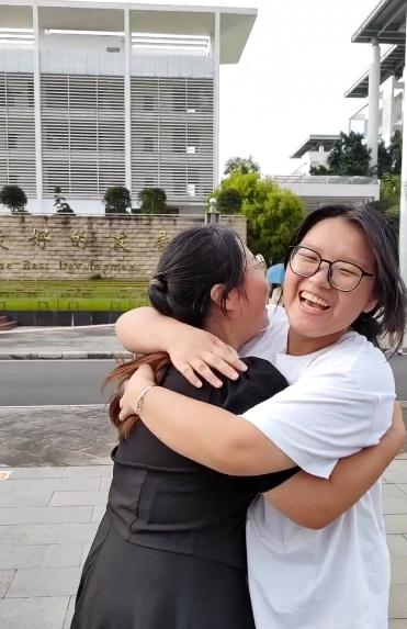 高考结束！这些画面令人想笑又想哭