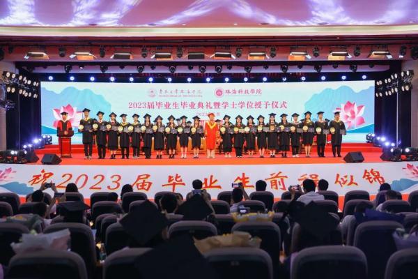 全场鼓掌!毕业典礼上,校长弯腰为他拨穗 全场鼓掌!毕业典礼上,校长弯腰为他拨穗