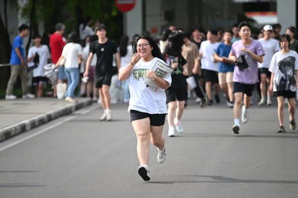 高考结束！这些画面令人想笑又想哭