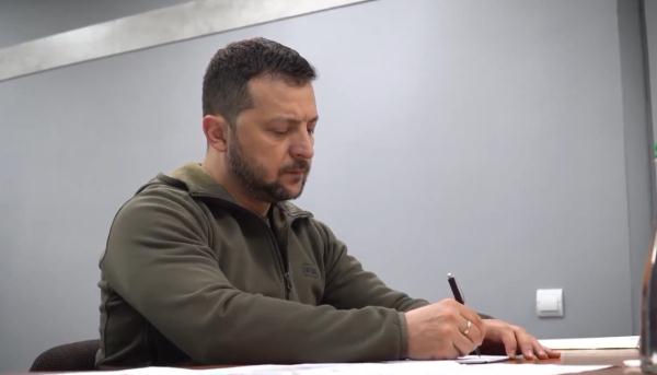 乌克兰媒体:“炸坝”事件后,泽连斯基到访赫尔松地区,召开会议 乌克兰媒体:“炸坝”事件后,泽连斯基到访赫尔松地区,召开会议