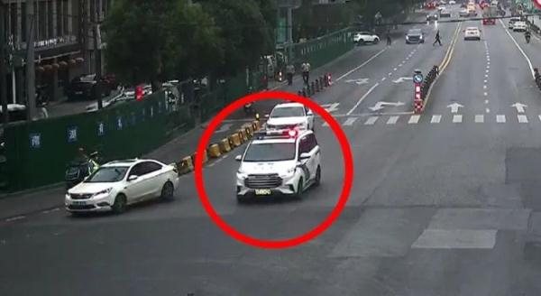 揪心！502强力胶进了4岁女童眼睛