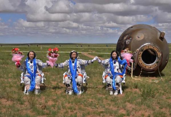 “神五”到“神十五”，航天员都在返回舱前留了一段话