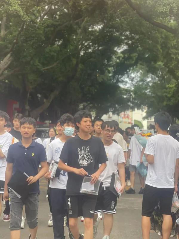 高考结束！这些画面令人想笑又想哭