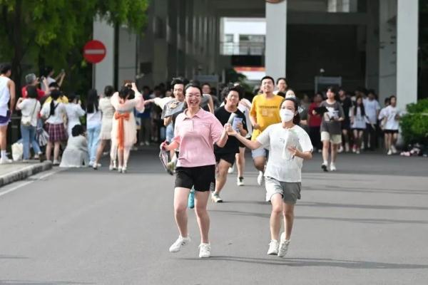 高考结束！这些画面令人想笑又想哭