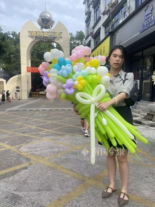 高考结束！这些画面令人想笑又想哭