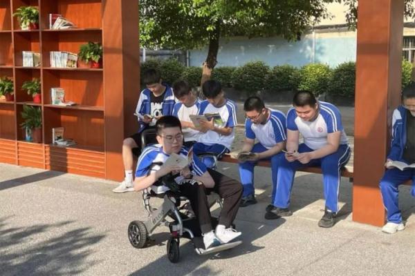 渐冻症男孩乘轮椅“圆梦”高考,学习让他很开心…… 渐冻症男孩乘轮椅“圆梦”高考,学习让他很开心……