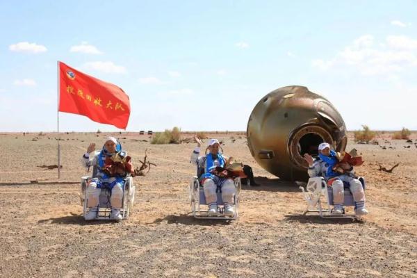“神五”到“神十五”，航天员都在返回舱前留了一段话