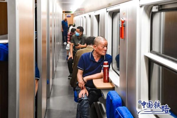 夜间运行的复兴号动卧，有什么不一样？