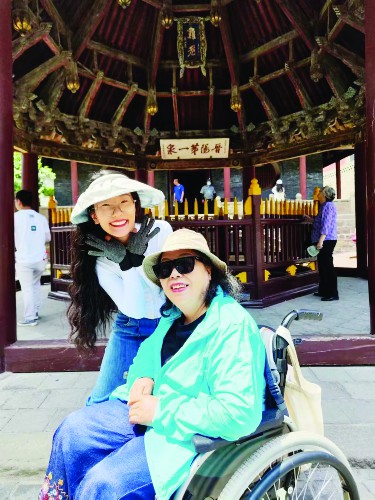 女孩带着截瘫妈妈自驾游中国