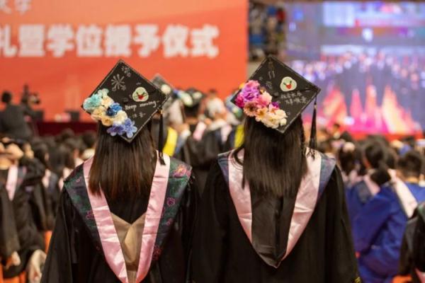 “延毕”校长的最后一次“唠叨”！这场毕业典礼惊现16个萌娃