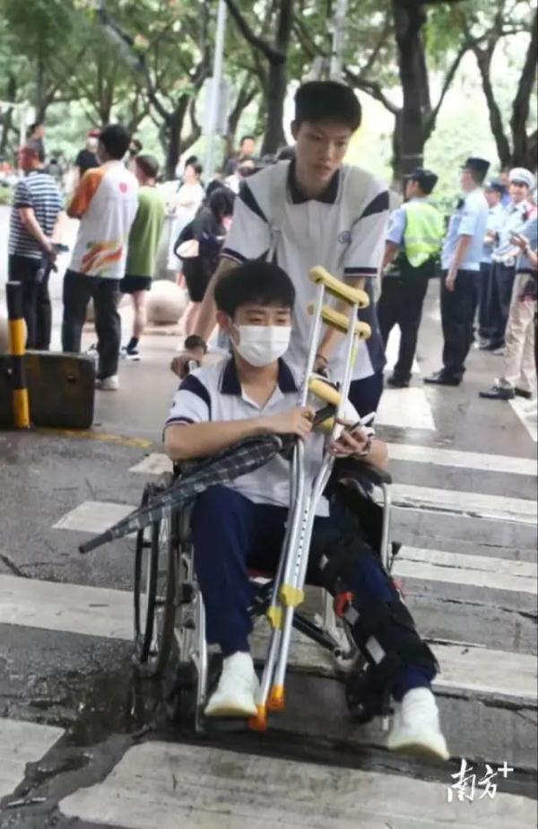 “终于不用帮李华写信了……” “终于不用帮李华写信了……”
