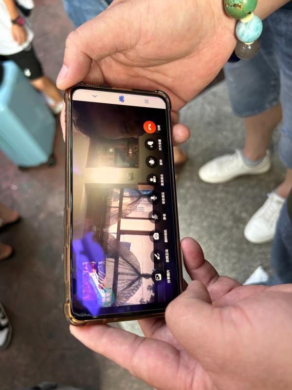 最强应援！一家人携考生“偶像”接考：爷爷奶奶给了冠名权，家人永远爱你