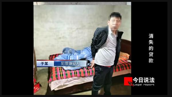 挖呀挖！警方动用挖掘机连夜挖出数十万赃款……
