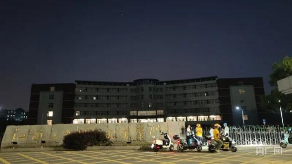 记者实探鼠头鸭脖学校时遇学生吐槽:吃出钢丝球虫子是常事 记者实探鼠头鸭脖学校时遇学生吐槽:吃出钢丝球虫子是常事