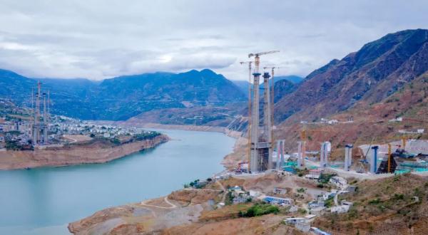 65层楼高!沿江高速一超级大桥主塔封顶 65层楼高!沿江高速一超级大桥主塔封顶