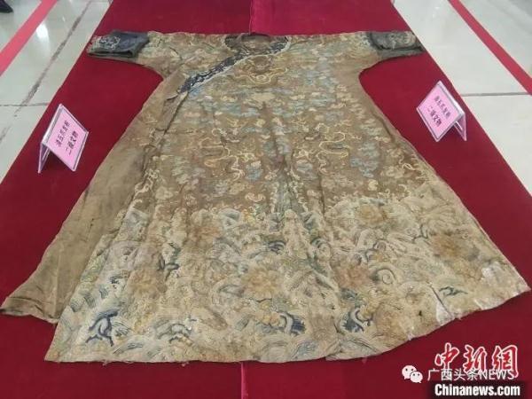 盗墓团伙在广西落网！6年盗掘40多座古墓，曾穿清代龙袍炫耀