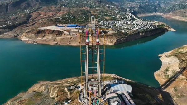 65层楼高!沿江高速一超级大桥主塔封顶 65层楼高!沿江高速一超级大桥主塔封顶