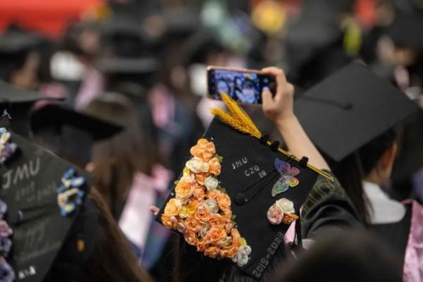“延毕”校长的最后一次“唠叨”！这场毕业典礼惊现16个萌娃
