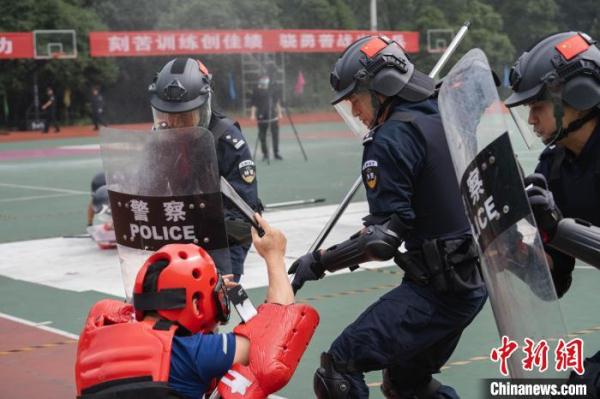 重庆举行监狱系统警务技能大比武 监狱警察上演技能“巅峰对决”