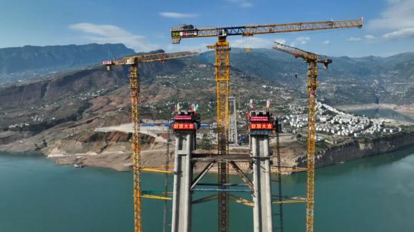 65层楼高!沿江高速一超级大桥主塔封顶 65层楼高!沿江高速一超级大桥主塔封顶