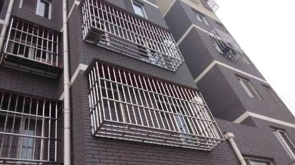 这些防盗窗要命不保命!赶紧自查→ 这些防盗窗要命不保命!赶紧自查→