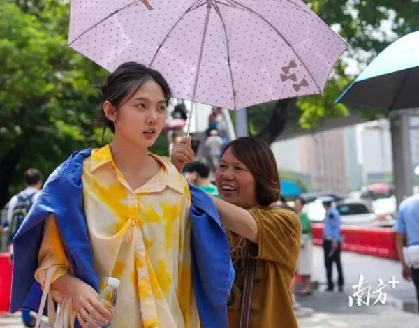 “终于不用帮李华写信了……” “终于不用帮李华写信了……”