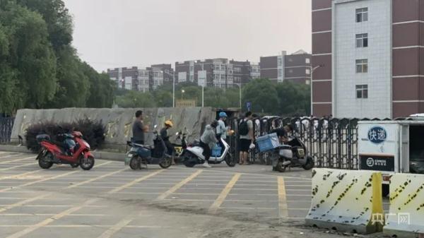 记者实探鼠头鸭脖学校时遇学生吐槽:吃出钢丝球虫子是常事 记者实探鼠头鸭脖学校时遇学生吐槽:吃出钢丝球虫子是常事