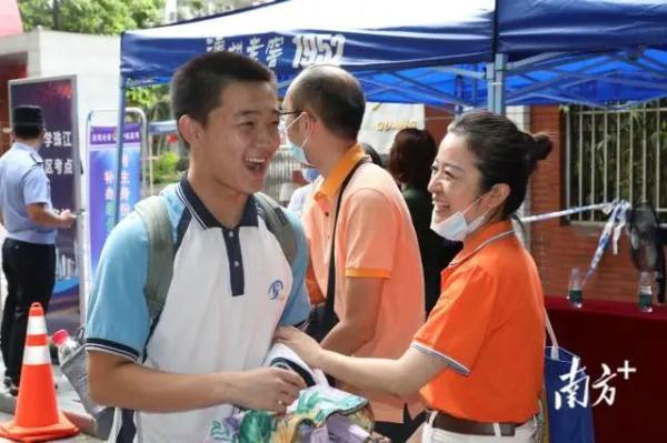 “终于不用帮李华写信了……” “终于不用帮李华写信了……”