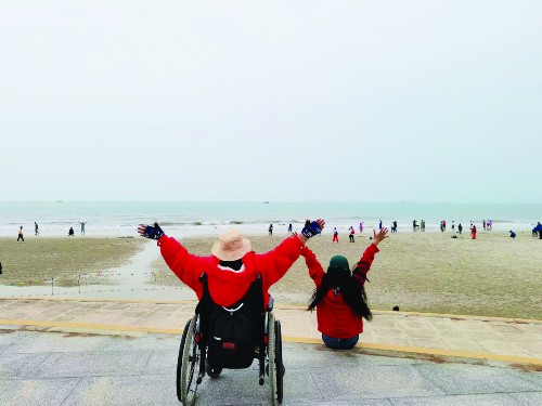 女孩带着截瘫妈妈自驾游中国