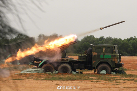 开火！感受炮兵分队实弹射击现场